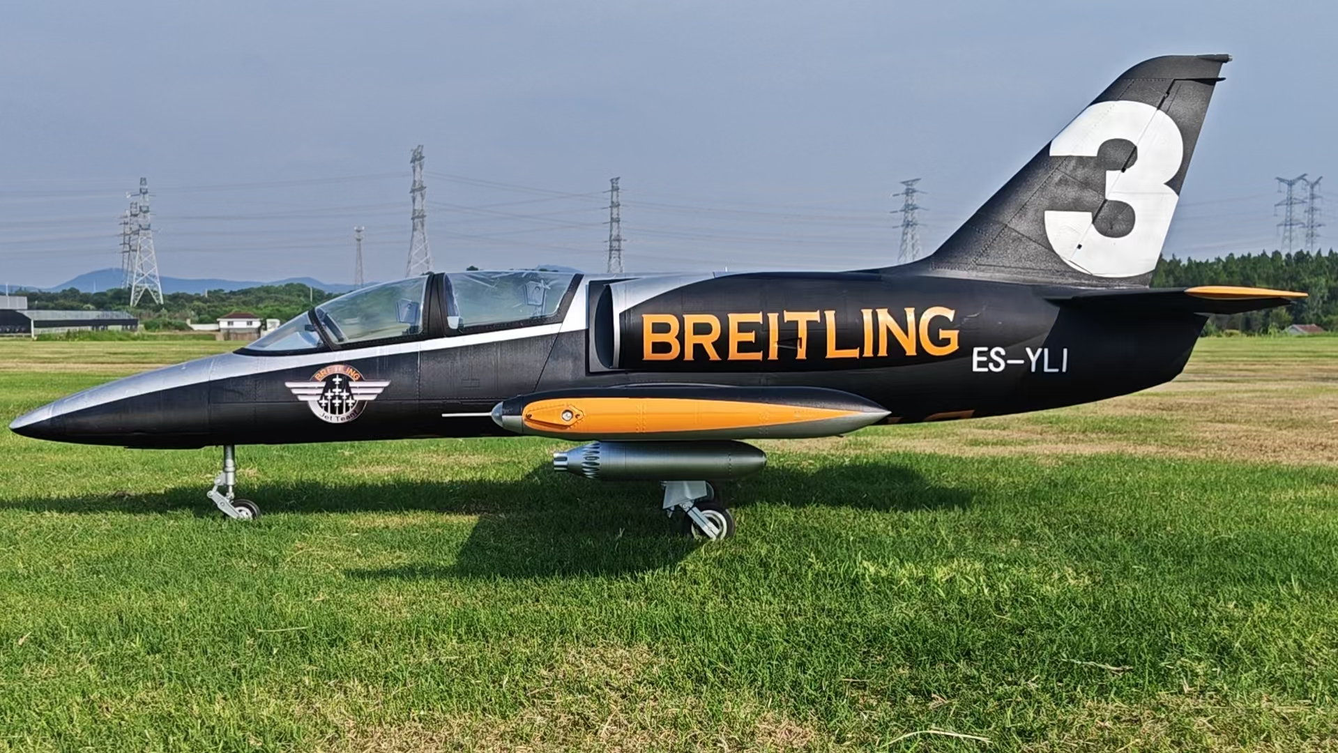 VECTOR L-39 16K TURBINE Breitling 黑金涂装侧面展示