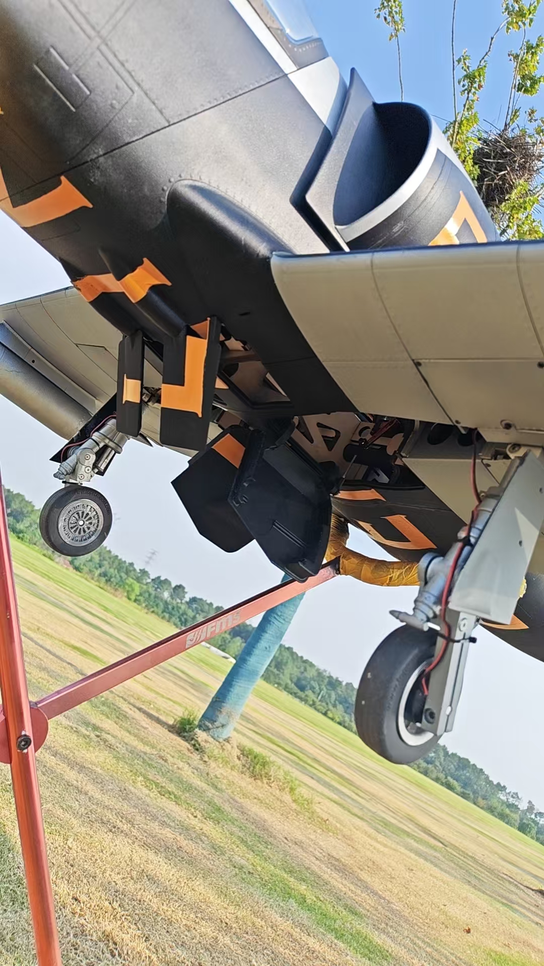 L-39 机腹舱门与空气刹车