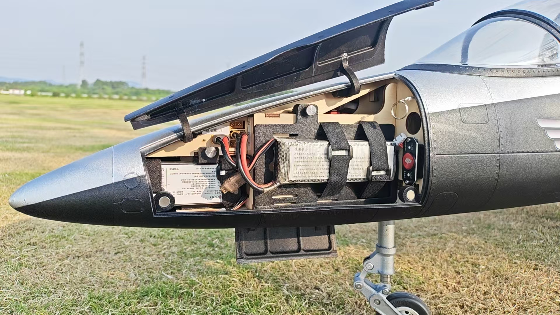 L-39 机头电池仓